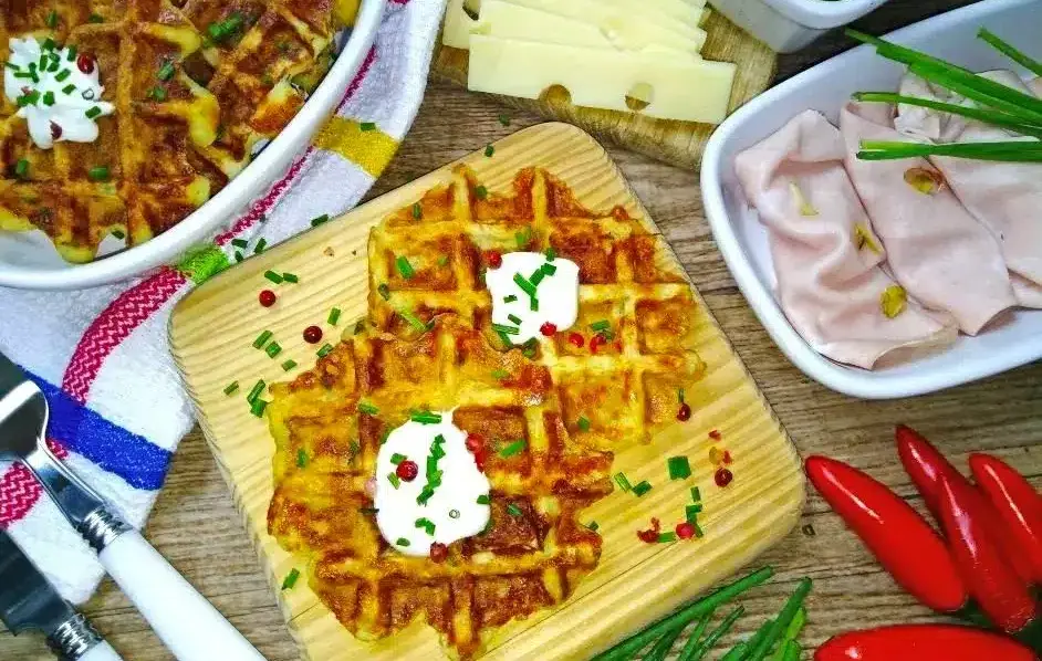 Картопляні вафлі з сиром і зеленню: незвична страва зі звичних продуктів