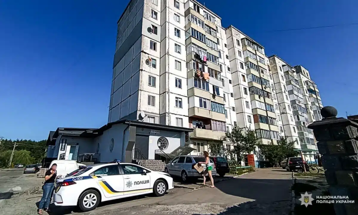 У Костополі з вікна шостого поверху випала 3-річна дівчинка: розпочато розслідування
