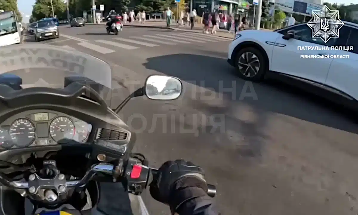 У Рівному патрульні допомогли матері з непритомною дитиною швидко дістатися лікарні