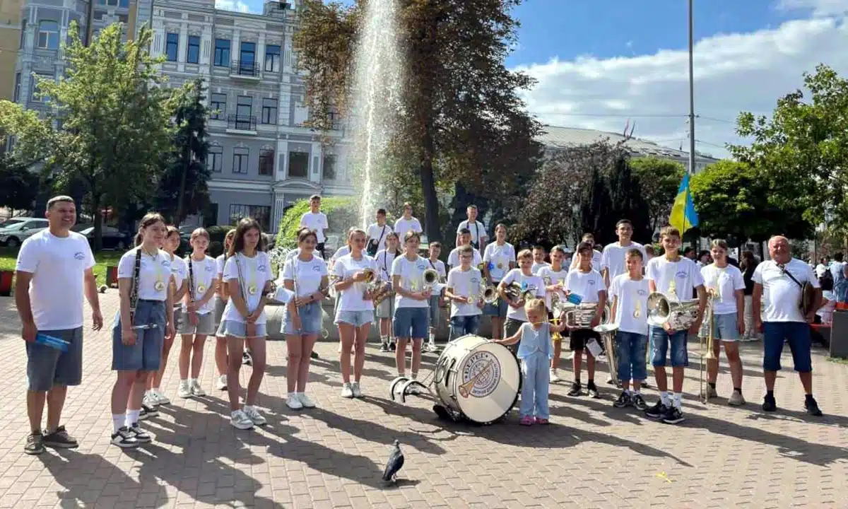 Юні музиканти з оркестру «Берег» підкорили Андріївський узвіз на параді оркестрів у Києві