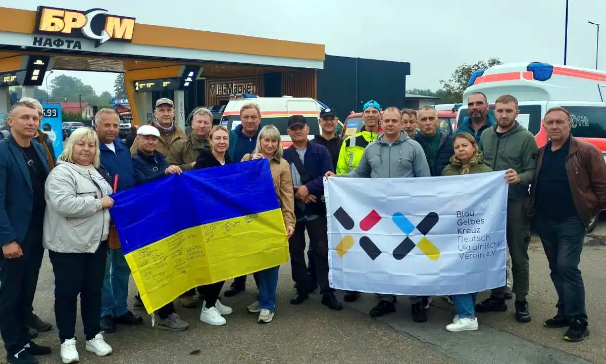 У Здолбунові благодійна організація передала швидку допомогу для лікарні та автомобіль для військових