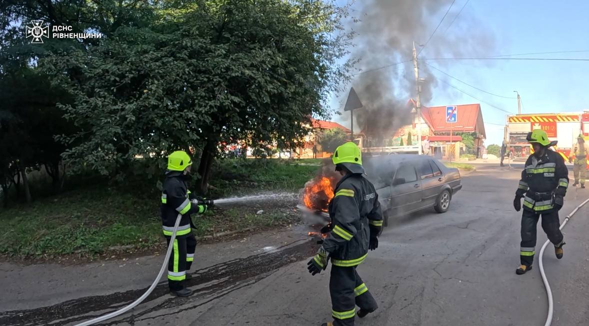 Пожежа в авто на Млинівській у Рівному — рятувальники запобігли вибуху