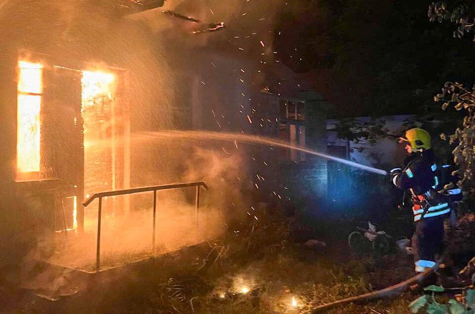 На Дубенщині горів житловий будинок: рятувальники ліквідовували пожежу майже 4 години