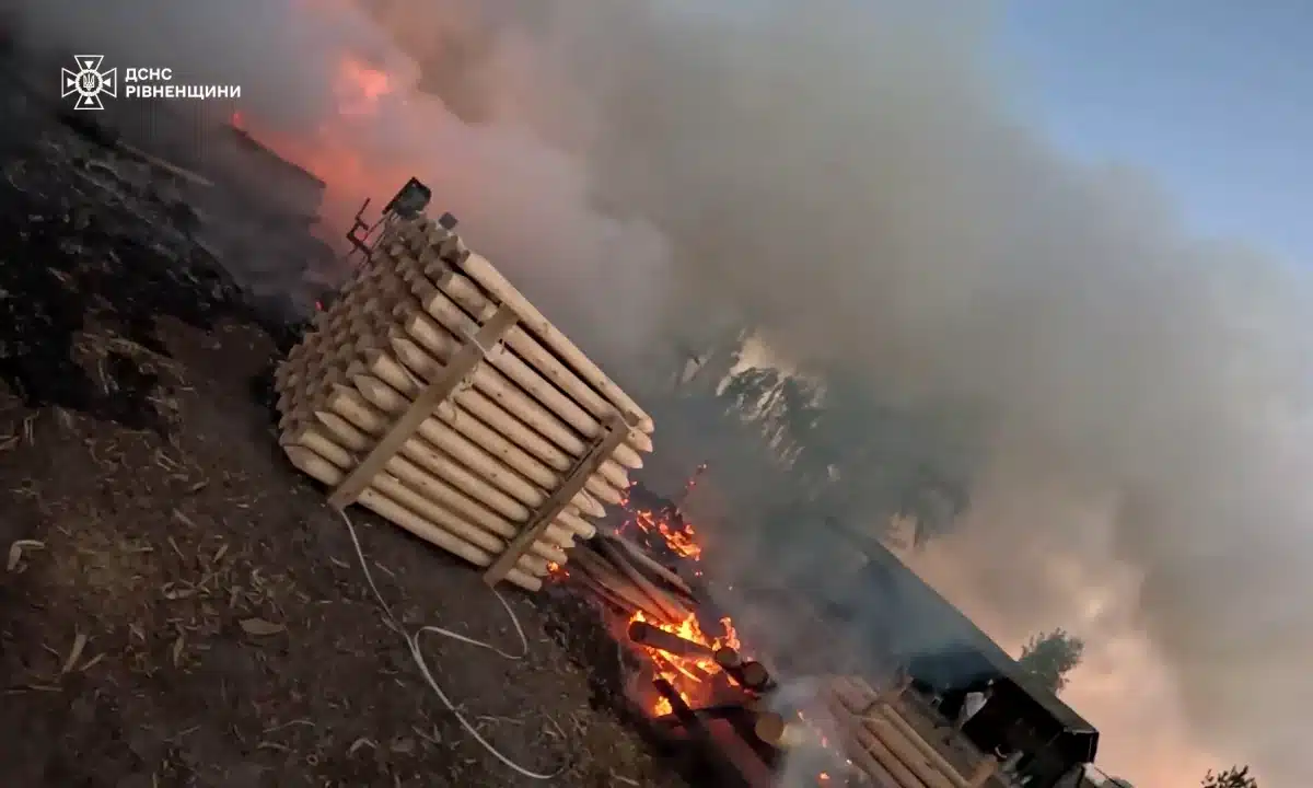 Пожежу на приватному господарстві у Собіщицях гасили понад дві години