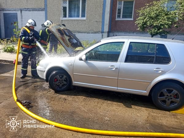 У Вараші горів легковий автомобіль Volkswagen Golf