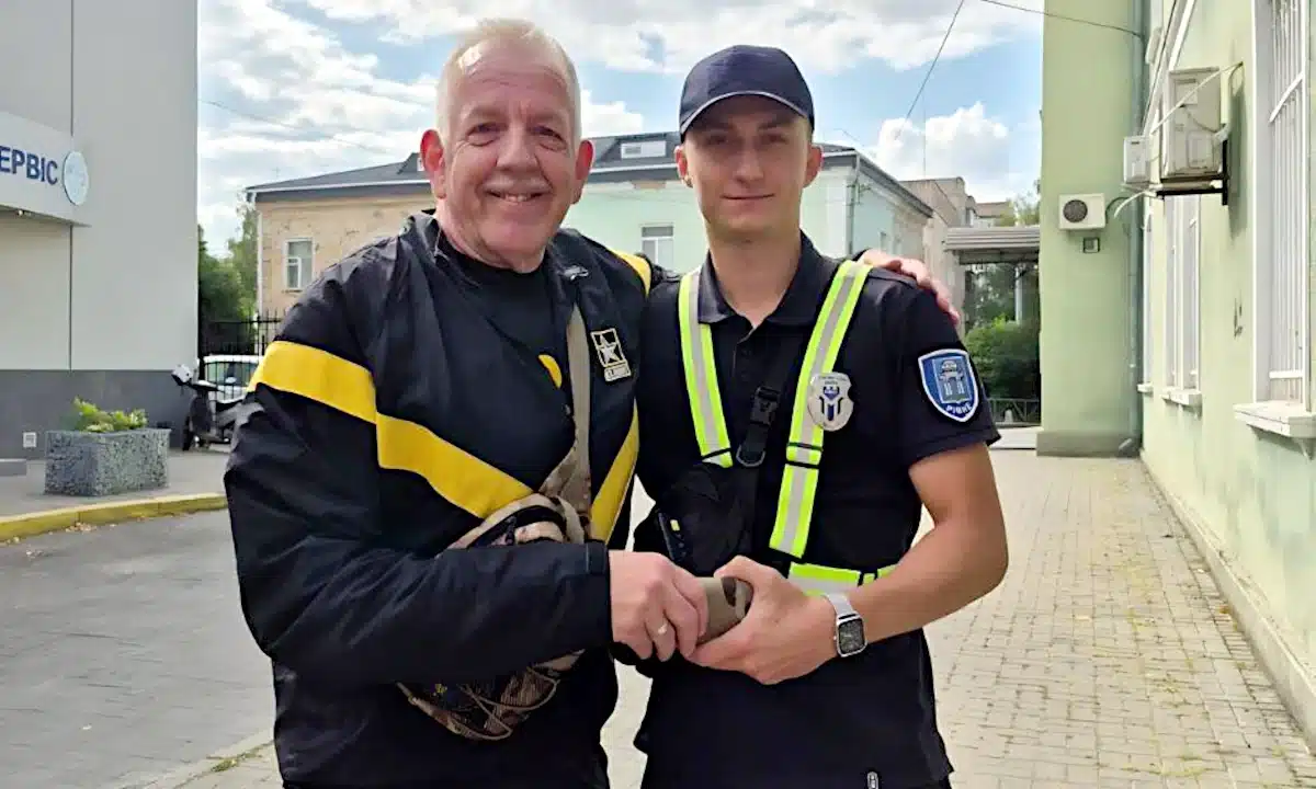 У Рівному муніципальний інспектор повернув загублений гаманець американському добровольцю