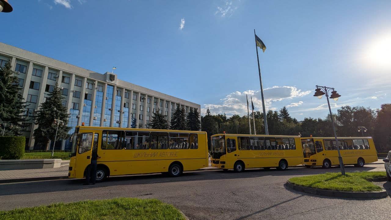 На Рівненщині три громади отримали нові шкільні автобуси