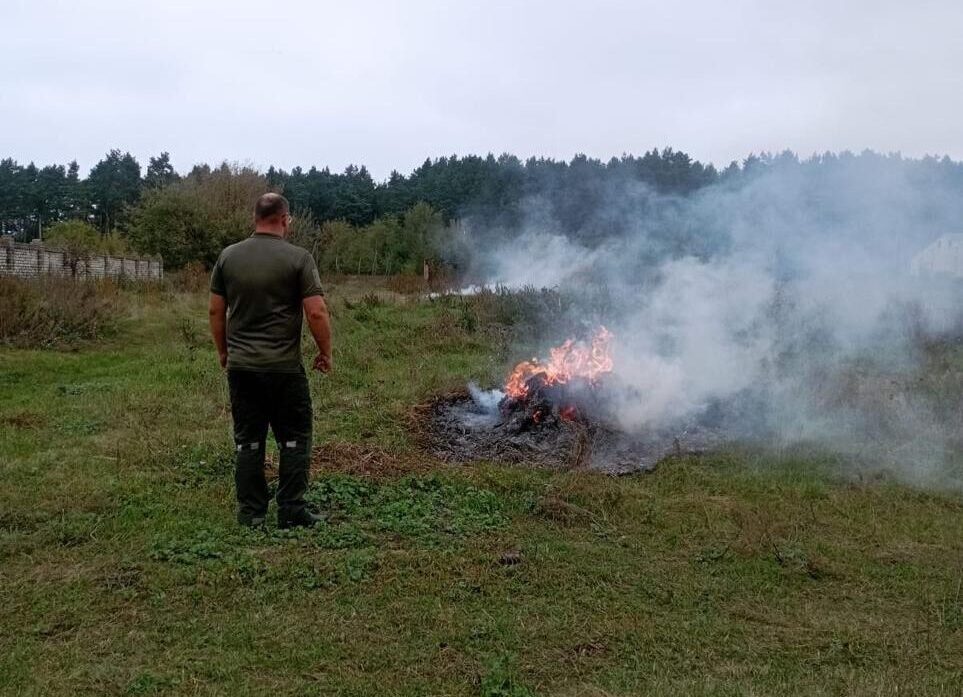 На Рівненщині за один день оштрафували двох порушників за спалювання сухої рослинності