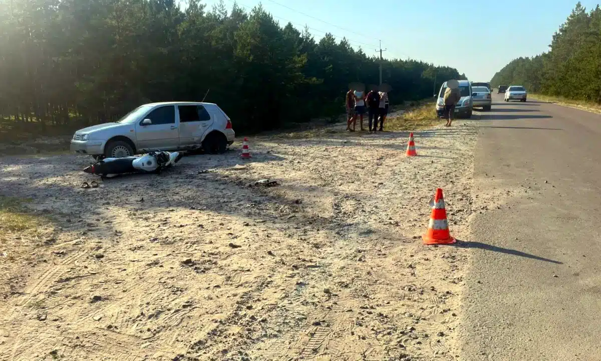У Рівненському районі внаслідок ДТП тяжко постраждав 17-річний мотоцикліст
