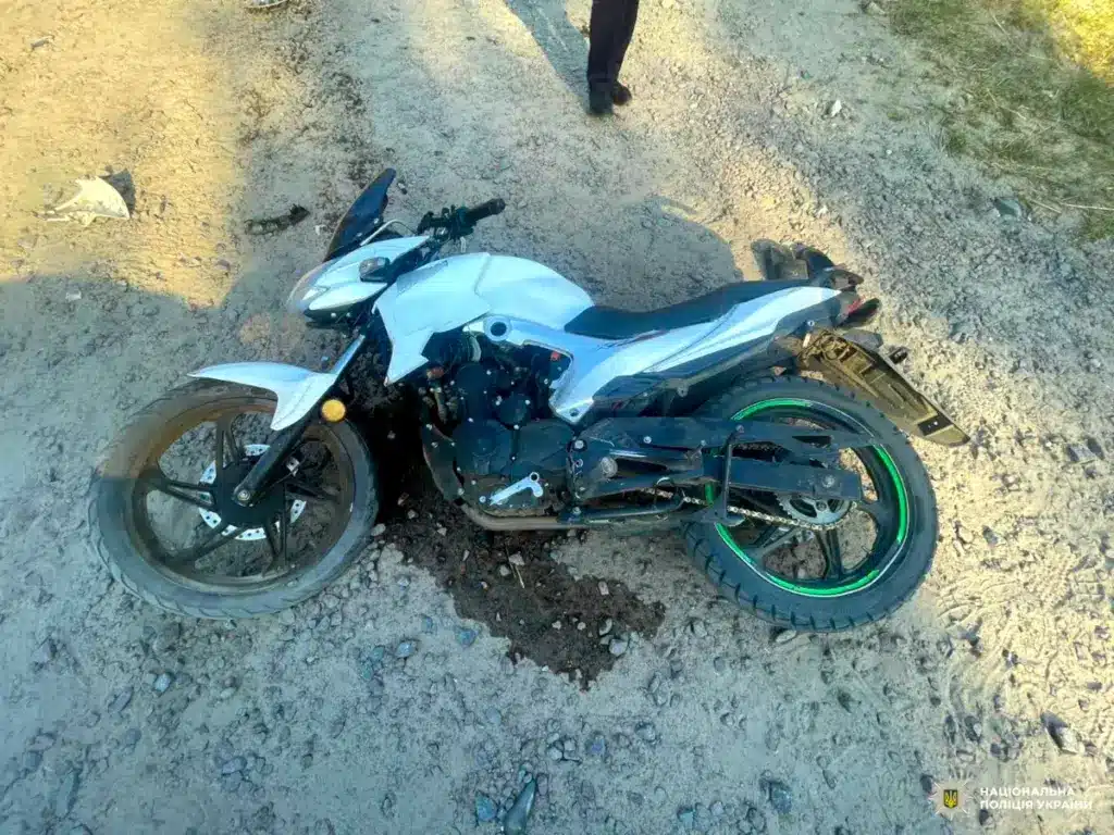 travmuvavsia-nepovnolitnij-motocyklist-vitkovychi-02