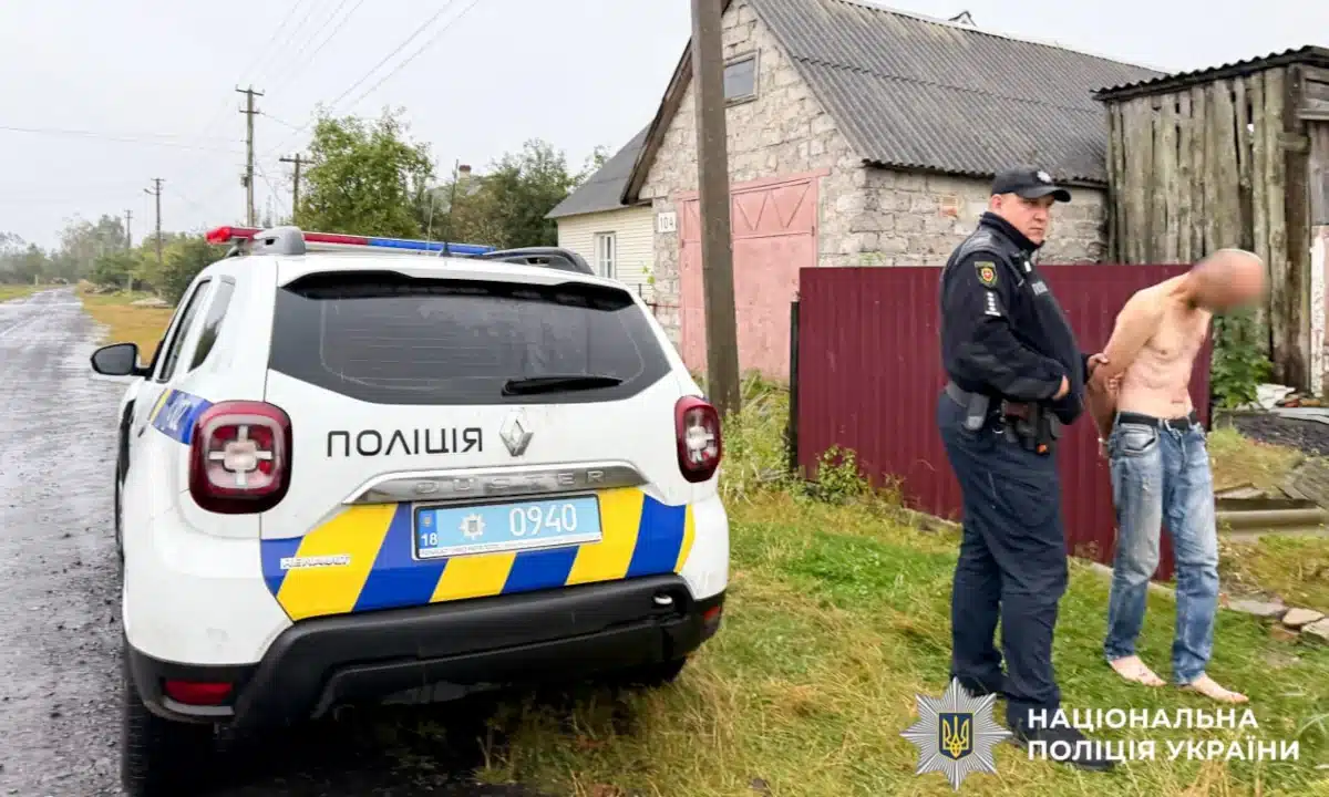 У Володимирці чоловік убив батька та травмував матір: його затримала поліція