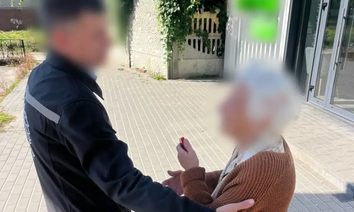 Патрульні Рівного повернули додому 88-річну жінку, що заблукала