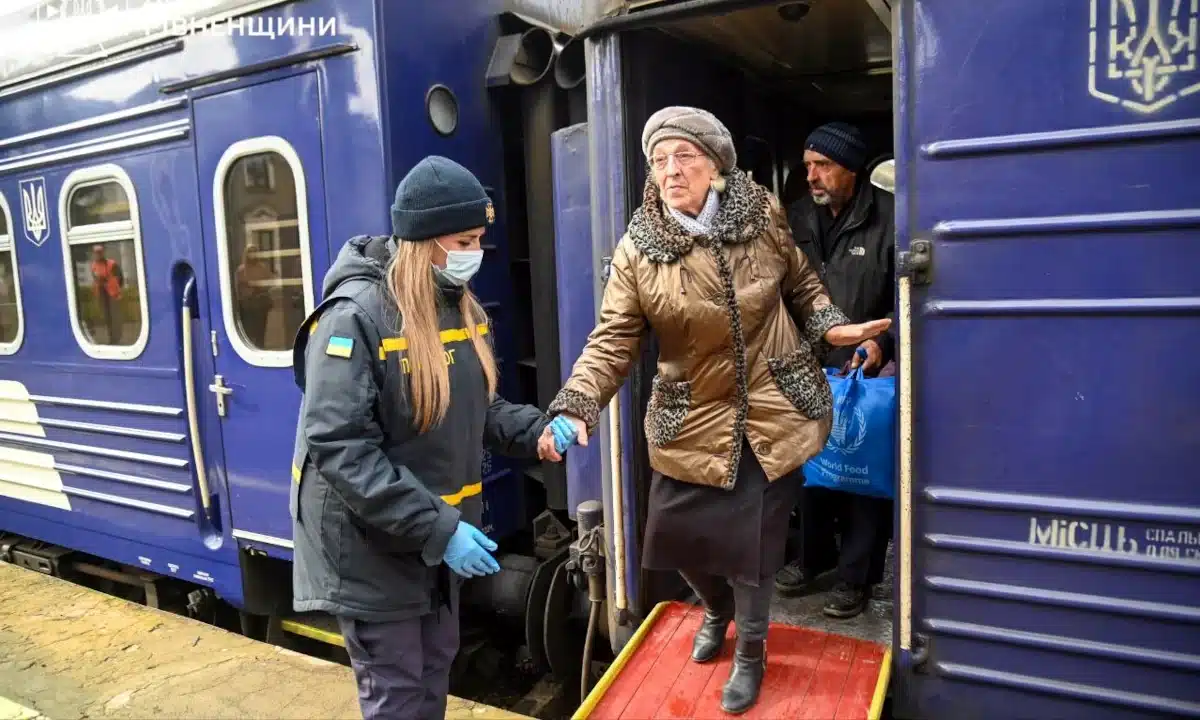 На Рівненщину прибув 34-й евакуаційний поїзд із Донеччини. Область прийняла ще 14 переселенців