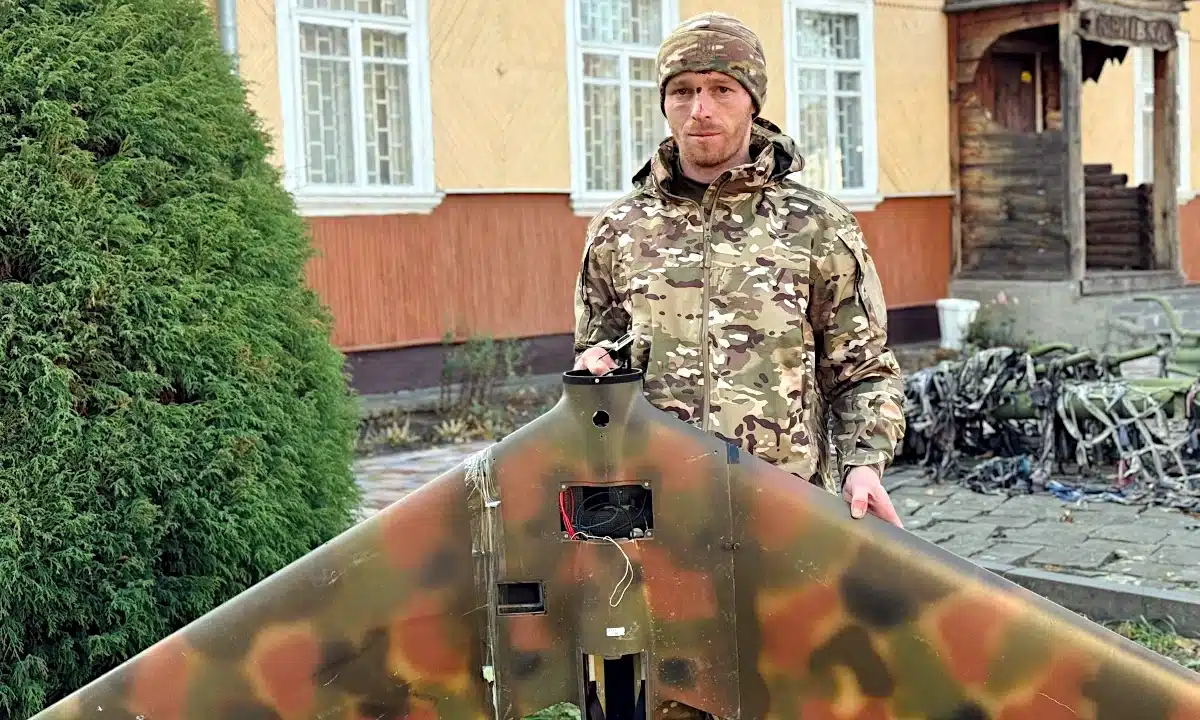 Боєць з Костополя Михайло Снітчук показує уламки збитого російського безпілотника Zala.