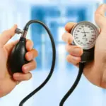 Чому вранці підвищується тиск: причини, ризики та як контролювати
