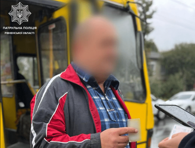 У Рівному водій маршрутки виїхав на зустрічну смугу