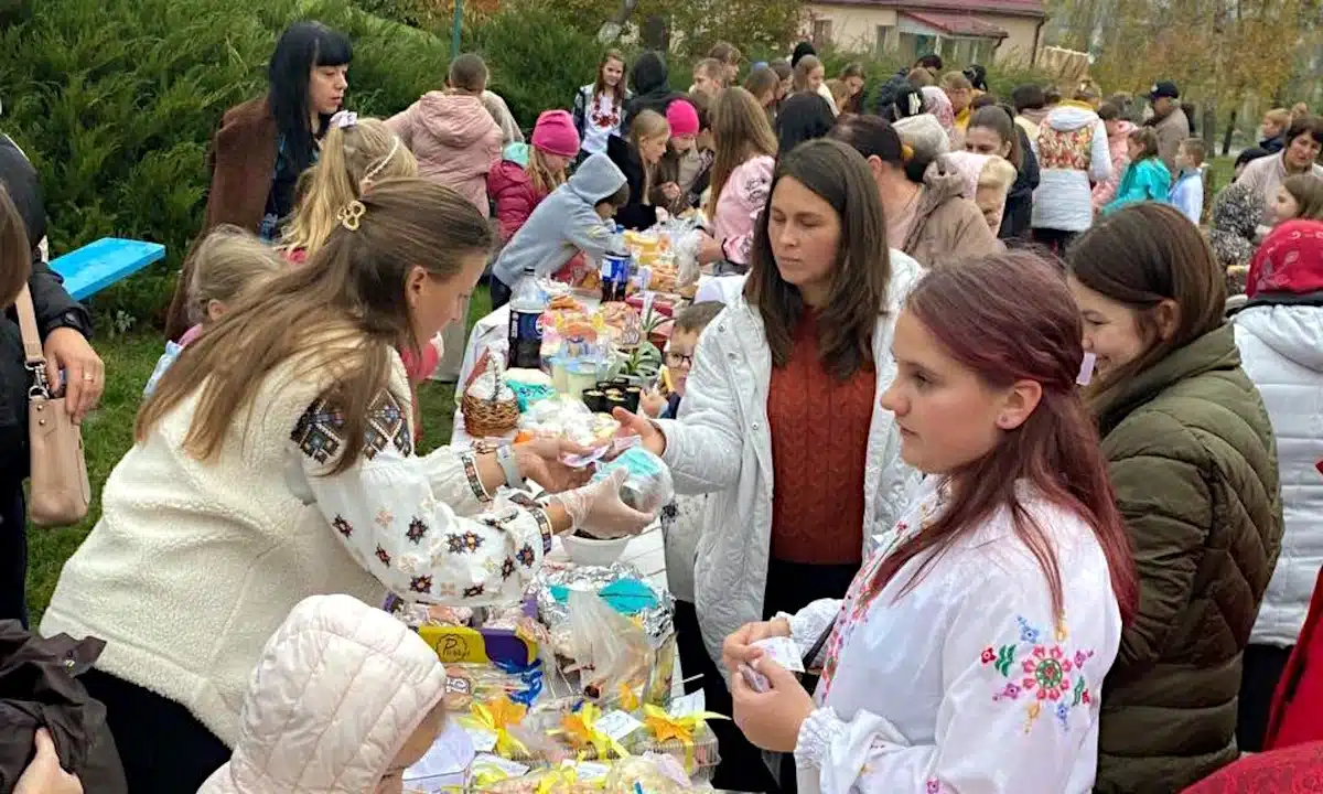 У Розвазькій гімназії провели благодійний ярмарок «Смаколики придбай – ЗСУ допомагай» Благодійний ярмарок у Розвазькій гімназії.