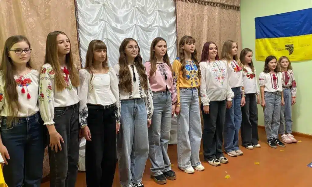 Учні виступають з мистецьою програмою.