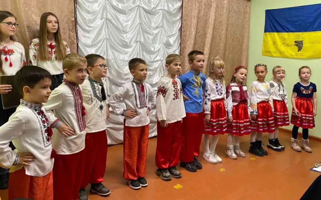 Учні Розвазької гімназії розважають глядачів.