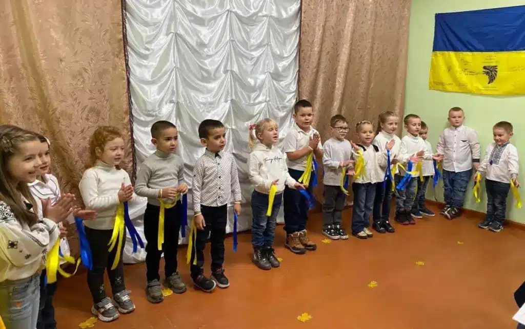 На благодійному ярмарку виступили наймолодші учні гімназії.