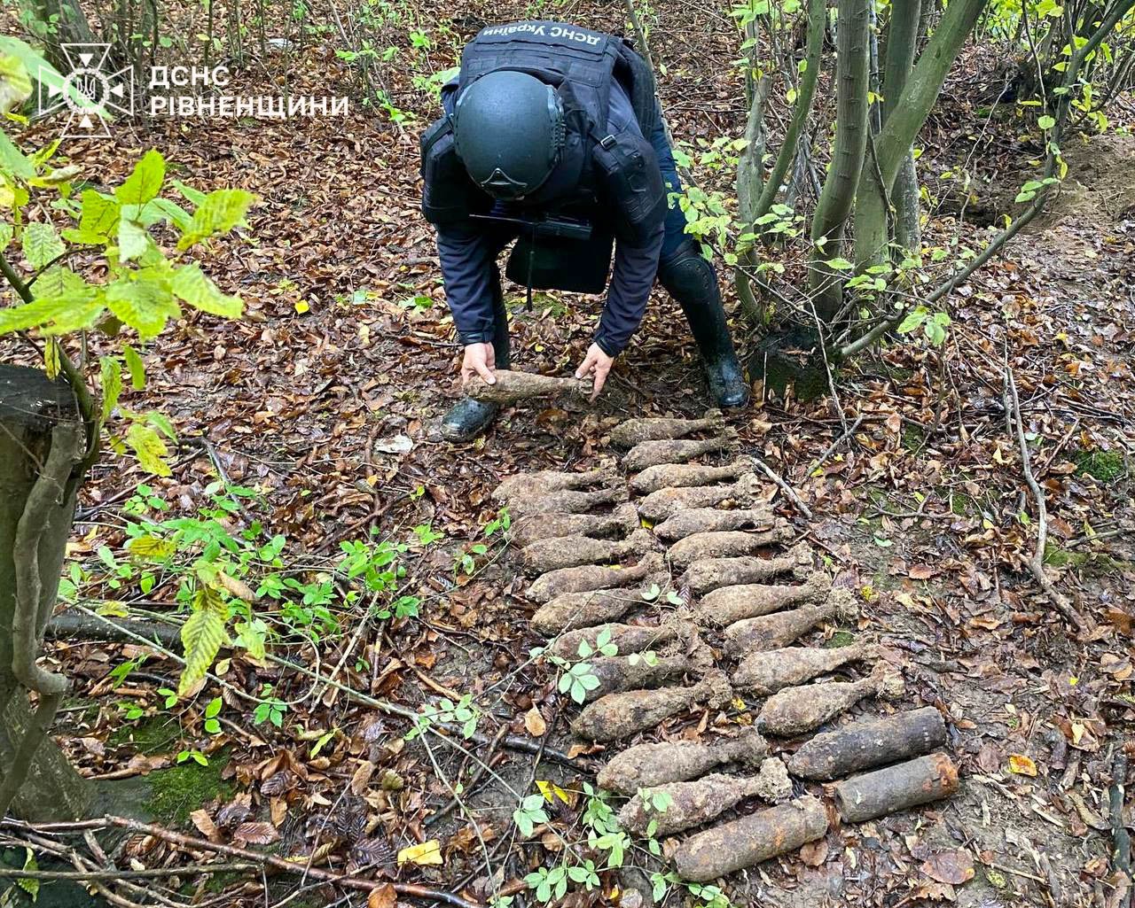 На Дубенщині піротехніки знищили 26 боєприпасів часів Другої світової війни