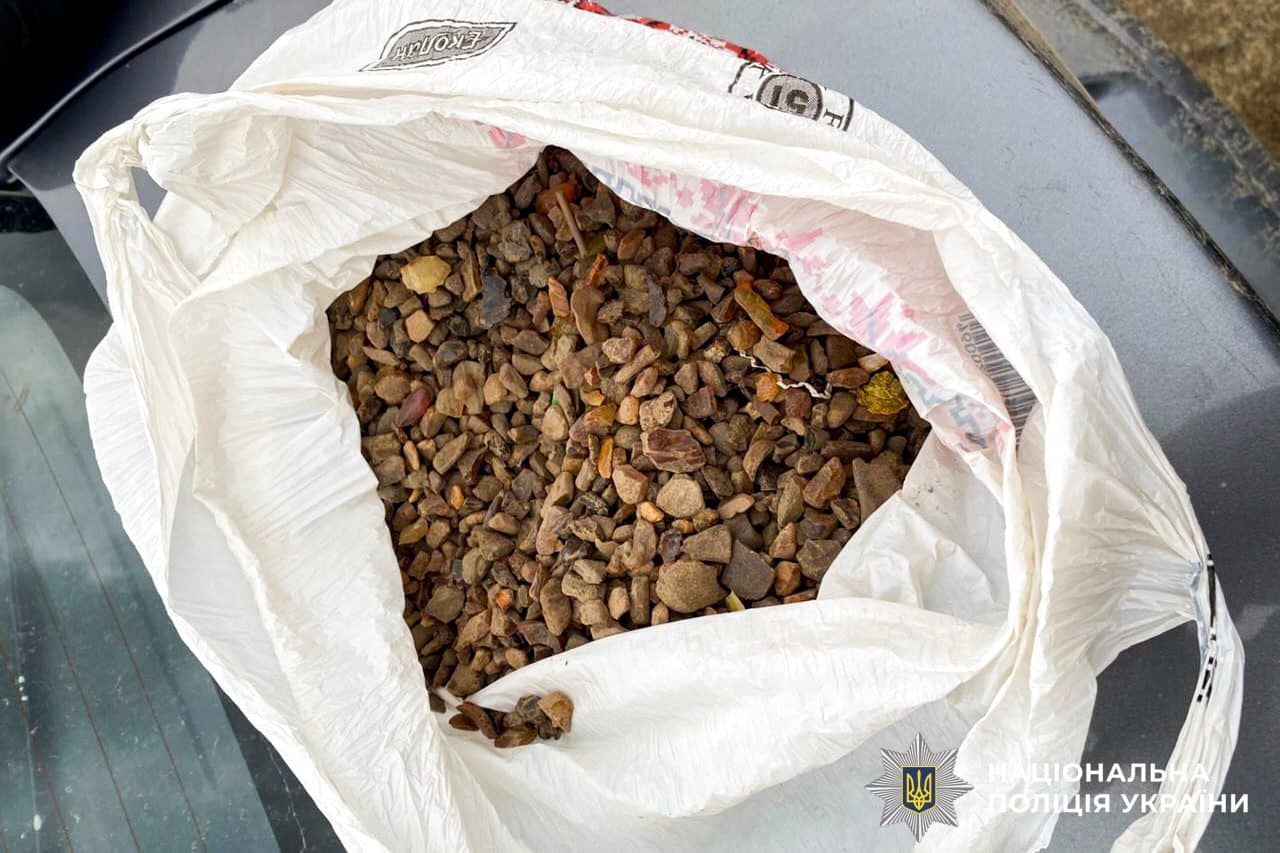 Поліція вилучила бурштин у двох жителів Сарненщини