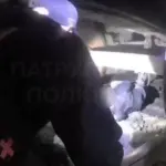 У Рівному патрульні врятували чоловіка, який потрапив під потяг (ВІДЕО)