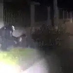 У Рівному патрульні врятували чоловіка, який знепритомнів посеред дороги (ВІДЕО) Поліцейські надають допомогу чоловіку, який знепритомнів на дорозі.