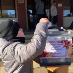 «Дари осені для Перемоги». Заклади освіти Радивилівської громади зібрали понад 115 тисяч гривень для ЗСУ (ФОТО) Учень кладе гроші до скриньки під час ярмарку «Дари осені для Перемоги».