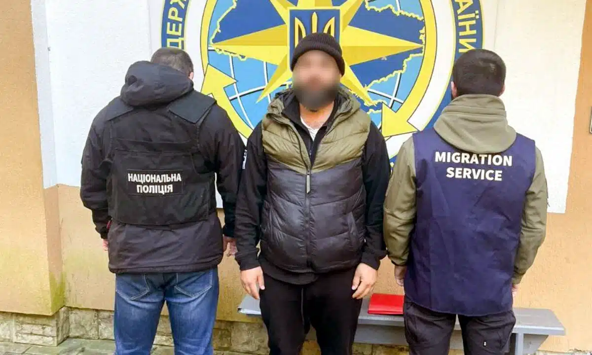 З Рівненщини депортували турецького нелегала, який ігнорував рішення суду чотири роки З Рівненщини депортували турецького нелегального мігранта.