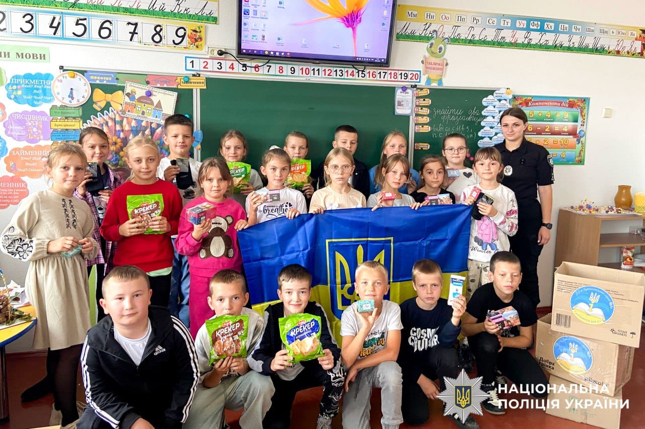 Ліцеїсти та офіцери служби освітньої безпеки передали подарунки бійцям рівненського стрілбату на передову