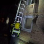 У Сарнах рятувальники відкрили квартиру, де перебувала важкохвора жінка