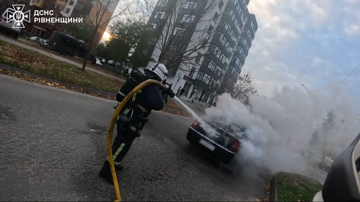 ДСНС Вараша ліквідувала займання авто