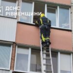 Рятувальники допомогли матері потрапити до квартири, де зачинилася дитина
