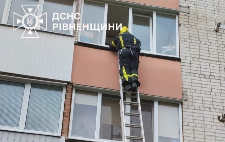 Рятувальники допомогли матері потрапити до квартири, де зачинилася дитина