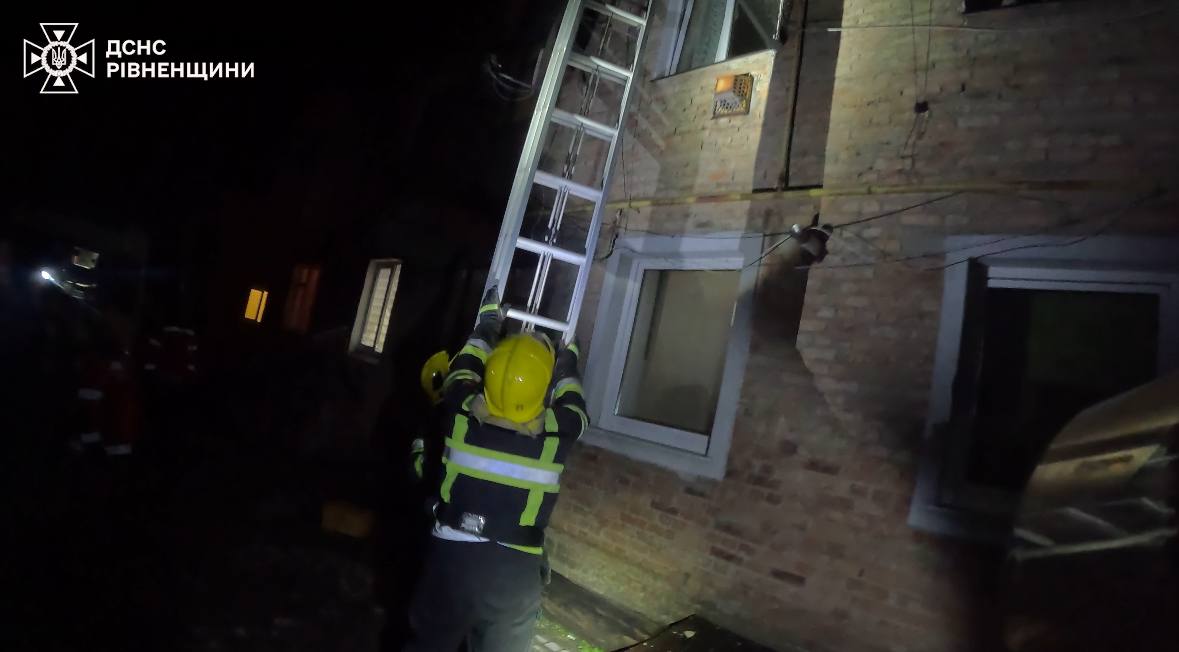 У Сарнах рятувальники відкрили квартиру, де перебувала важкохвора жінка