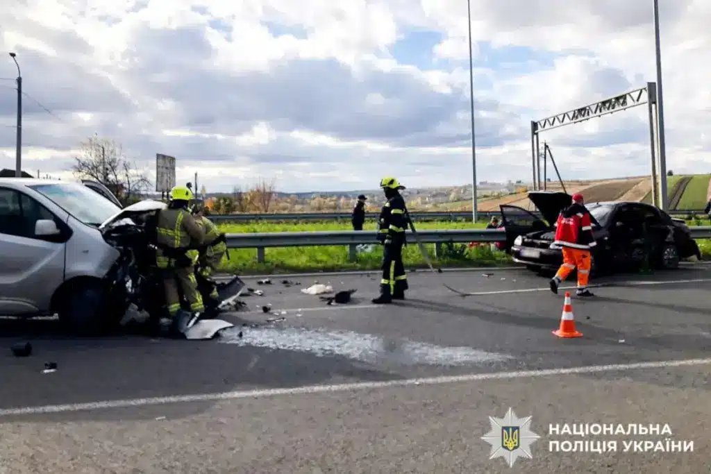 На місці ДТП біля Городка працюють рятувальники, медики і поліція.