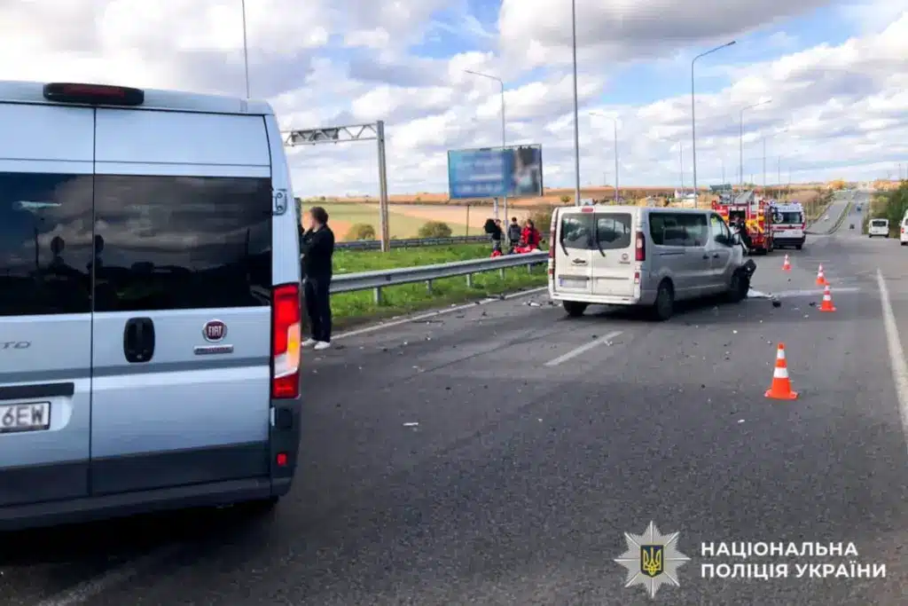 Через ДТП біля Городка рука на трасі "Київ-Чоп" ускладнений.