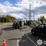 Двоє постраждалих у ДТП біля Городка, рух на трасі «Київ-Чоп» ускладнений Через ДТП біля Городка на трасі "Київ-Чоп" рух ускладнений. Працюють рятувальники і медики.