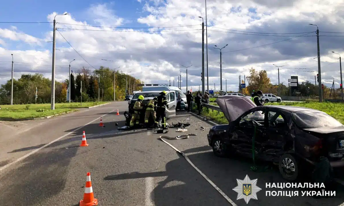 Двоє постраждалих у ДТП біля Городка, рух на трасі «Київ-Чоп» ускладнений Через ДТП біля Городка на трасі "Київ-Чоп" рух ускладнений. Працюють рятувальники і медики.