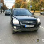 Хлопчик травмувався під колесами авто у Рівному. Авто, яке наїхало на дитину.