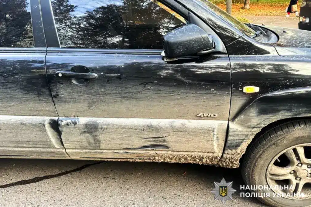 Хлопчик травмувався під колесами авто у Рівному. Сліди від удару на авто.