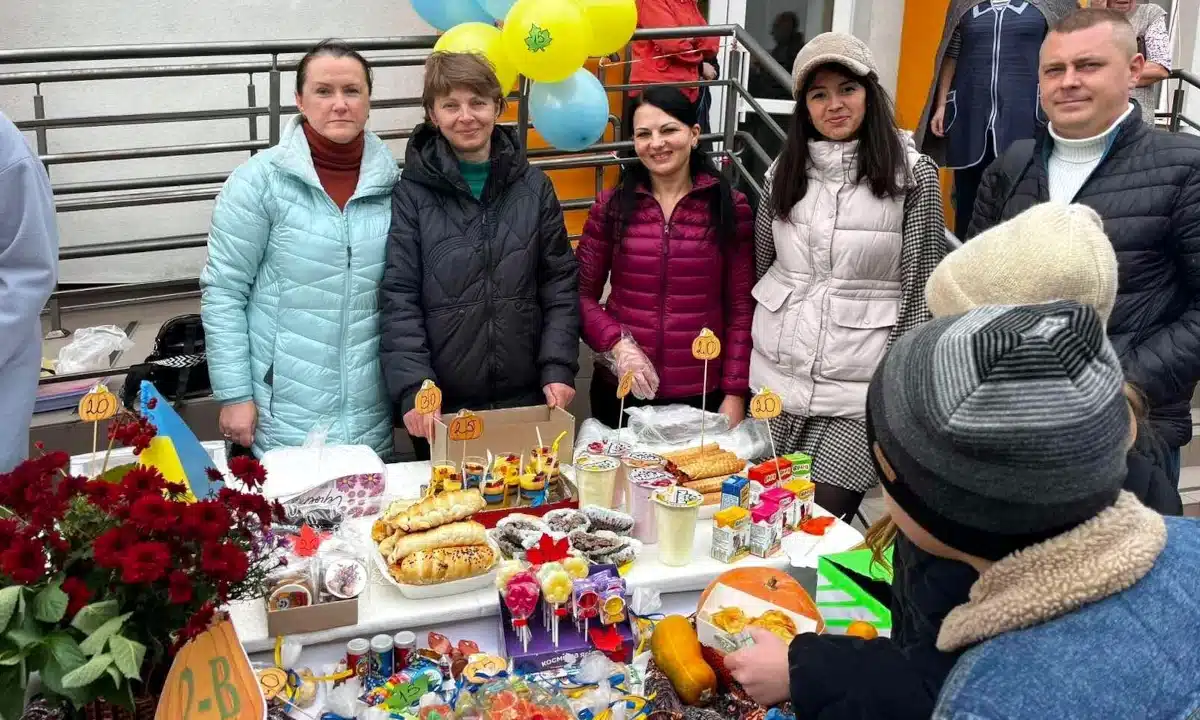 На Дубенщині школярі зібрали майже 300 тисяч гривень на підтримку Сил Оборони Учні й батьки зібралися на ярмарку на підтримку Сил Оборони.