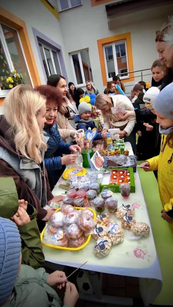 Учні й батьки на ярмарку на підтримку Сил Оборони.