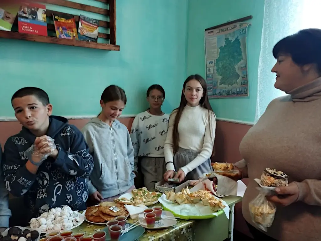 Учні Пітушківської школи продають смаколики на підтримку Сил Оборони.