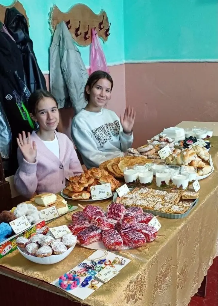 Учениці закликають купувати смаколики на підтримку Сил Оборони.