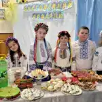 Благодійні ярмарки на Дубенщині. Єдність, щирість і допомога ЗСУ Учні у національних одностроях торгують на благодійному ярмарку.