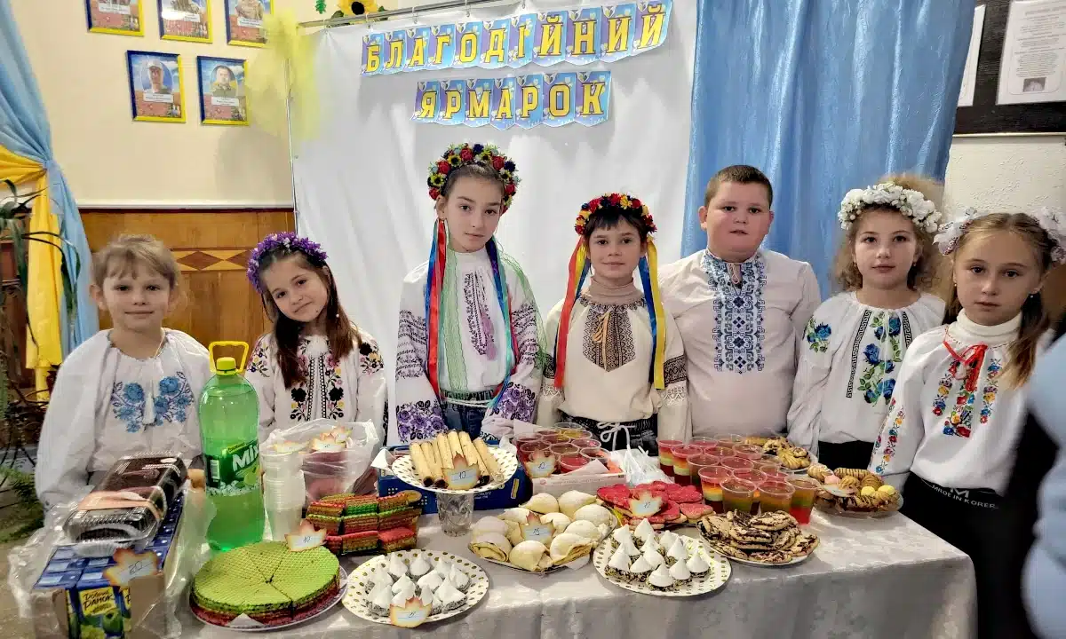 Благодійні ярмарки на Дубенщині. Єдність, щирість і допомога ЗСУ Учні у національних одностроях торгують на благодійному ярмарку.