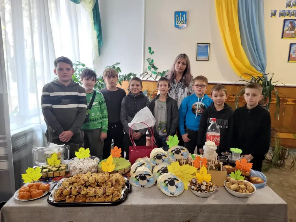 Діти продають смаколики.