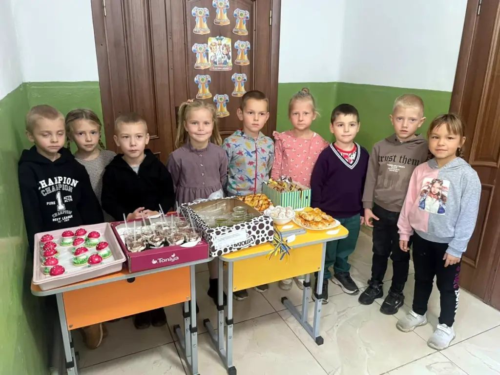 Діти з Молодавської гімназії ярмаркують для ЗСУ.